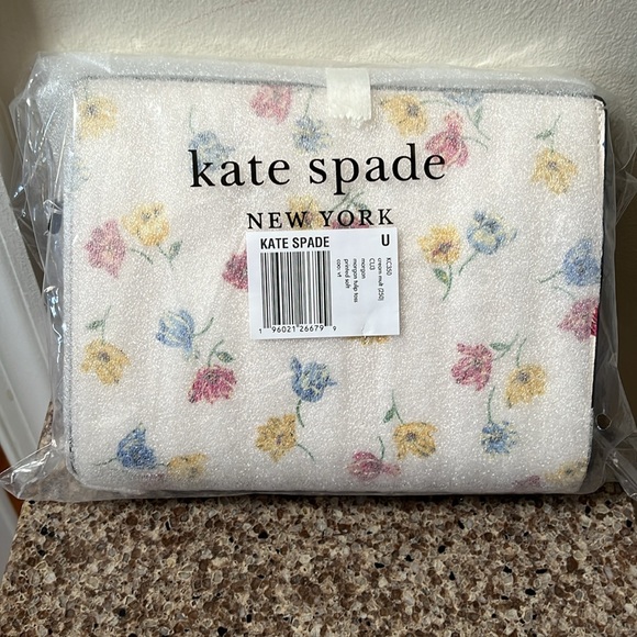 NWT Kate Spade Morgan Tulip Toss wristlet